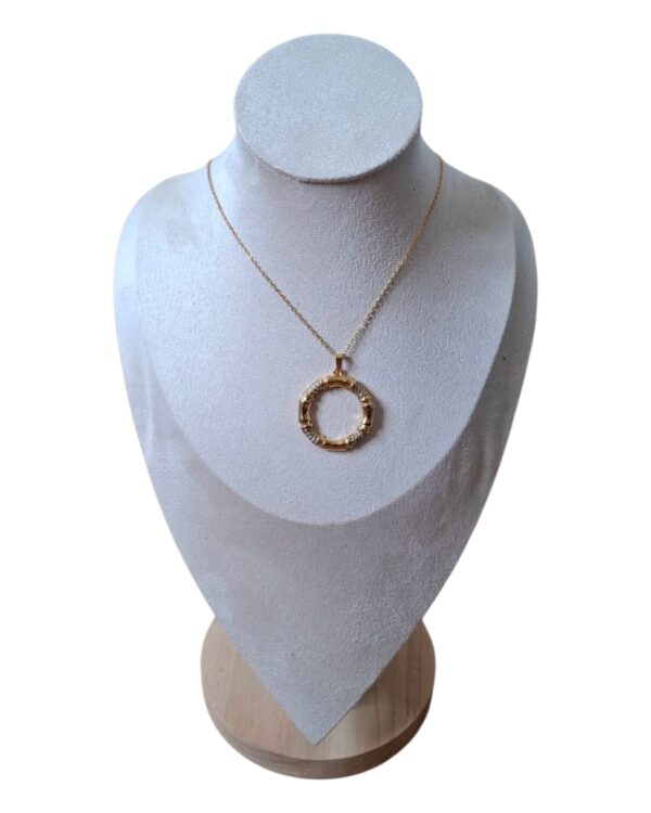 Collier doré avec pendentif circulaire orné de petites pierres – Acier inoxydable