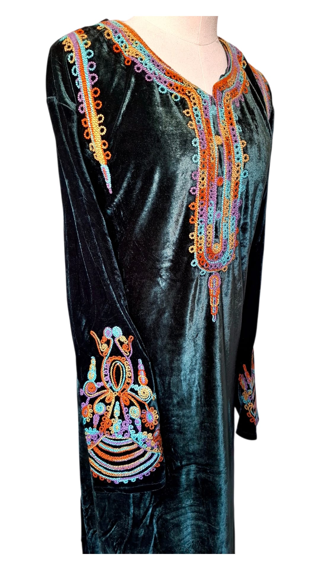 Robe orientale brodée en velours – Élégance et tradition hivernale – Image 13