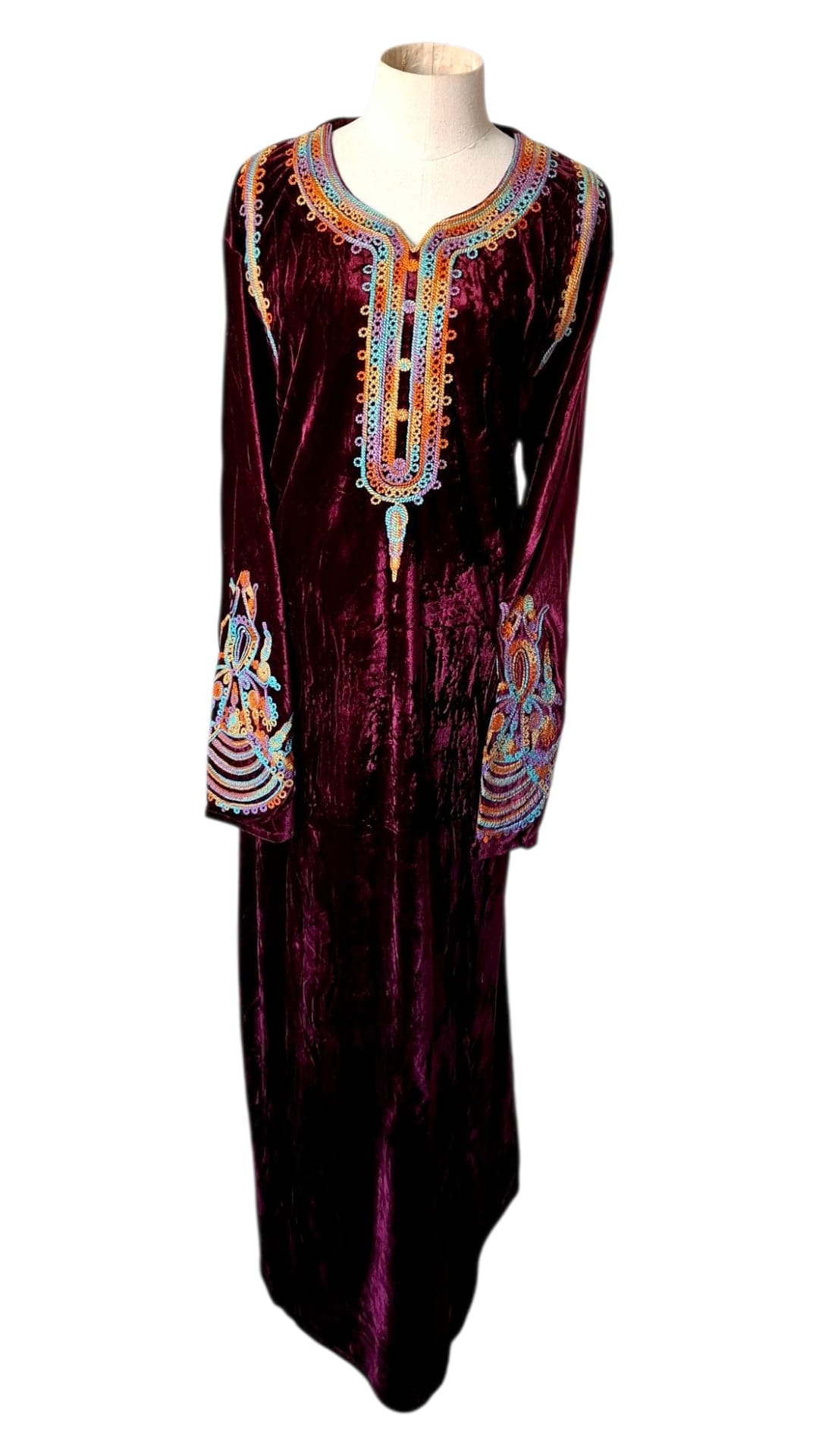 Robe orientale brodée en velours – Élégance et tradition hivernale – Image 5