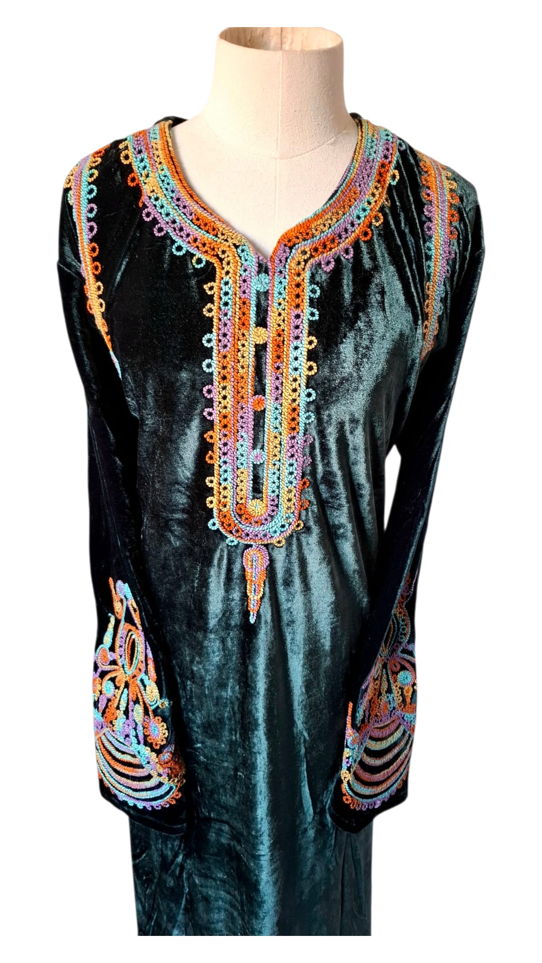 Robe orientale brodée en velours – Élégance et tradition hivernale – Image 12