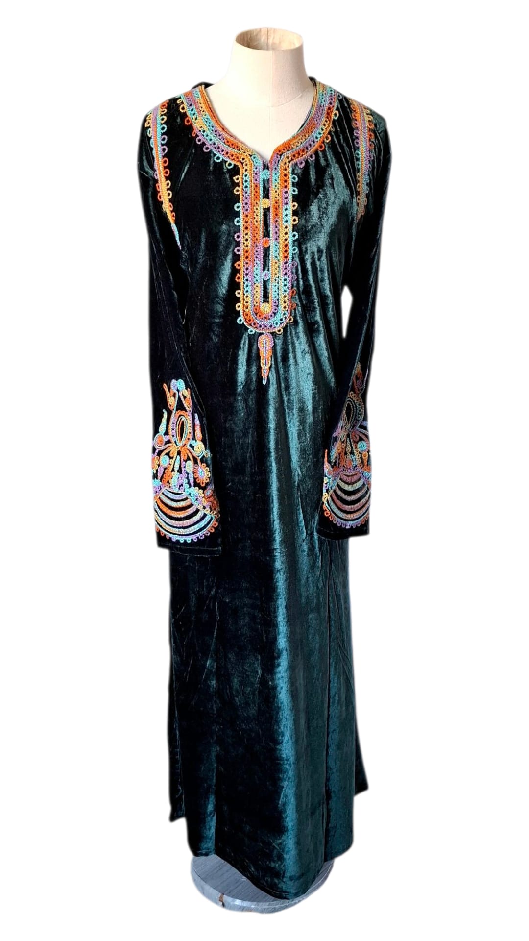 Robe orientale brodée en velours – Élégance et tradition hivernale – Image 11