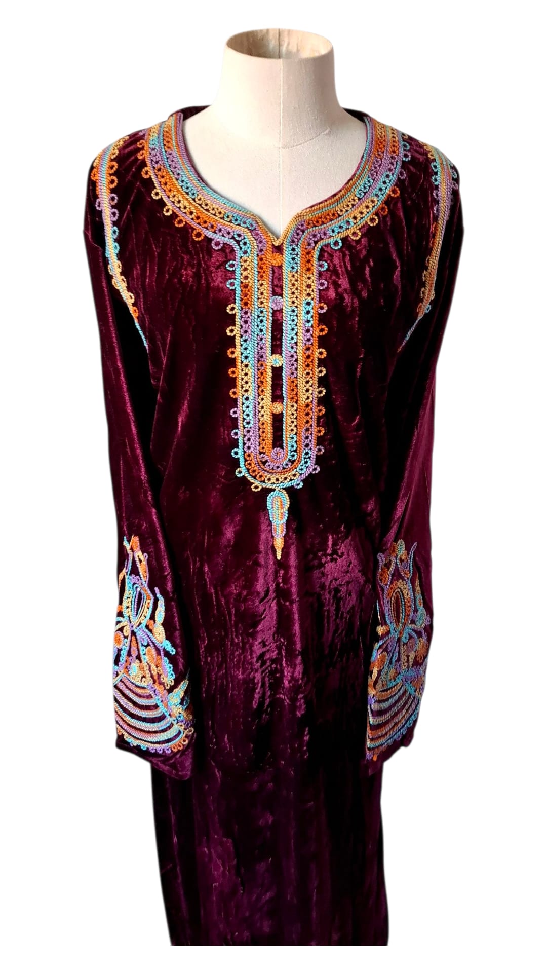 Robe orientale brodée en velours – Élégance et tradition hivernale – Image 6