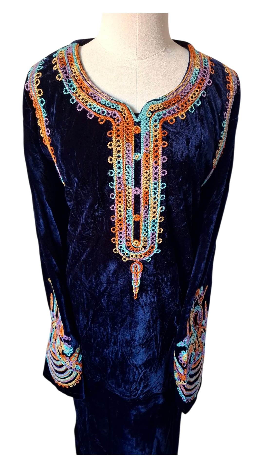 Robe orientale brodée en velours – Élégance et tradition hivernale – Image 10