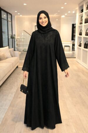 Abaya Dubaï noire en soie de Médine ornée de perles
