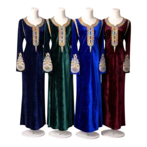 Robe orientale brodée en velours – Élégance et tradition hivernale