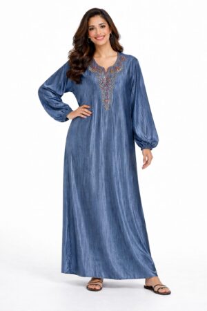 Robe en velours ornée de broderies raffinées et de perles